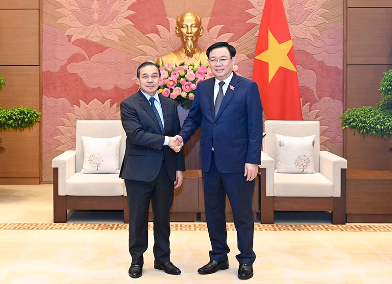 Chủ tịch Quốc hội Vương Đình Huệ và Đại sứ Lào Sengphet Houngboungnuang.