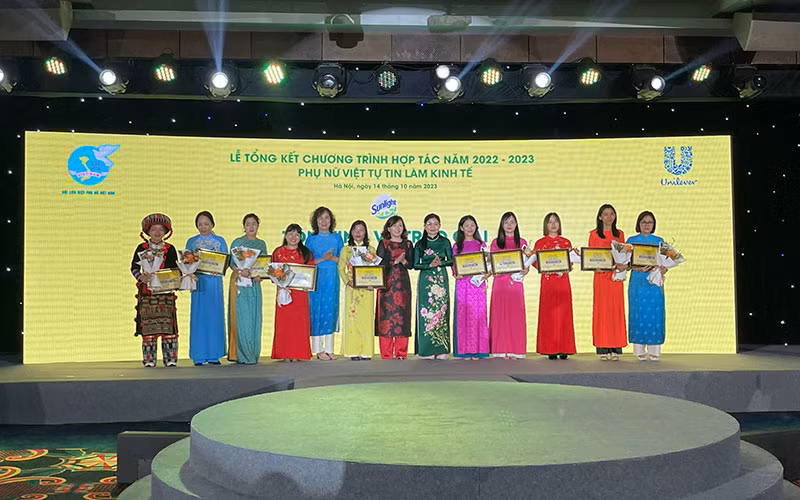 Tổng kết và trao giải “Phụ nữ Việt tự tin làm kinh tế” năm 2023