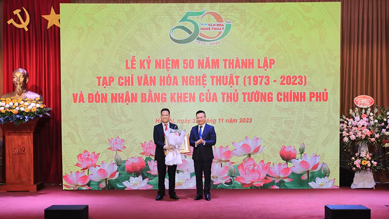 Đồng chí Lê Quốc Minh trao Bằng khen của Ban Tuyên giáo Trung ương.