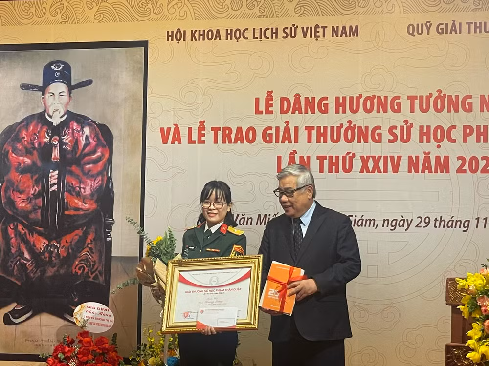Tiến sĩ Hoàng Lương, Viện Lịch sử quân sự được trao giải Nhì. Tiến sĩ Hoàng Lương, Viện Lịch sử quân sự được trao giải Nhì.