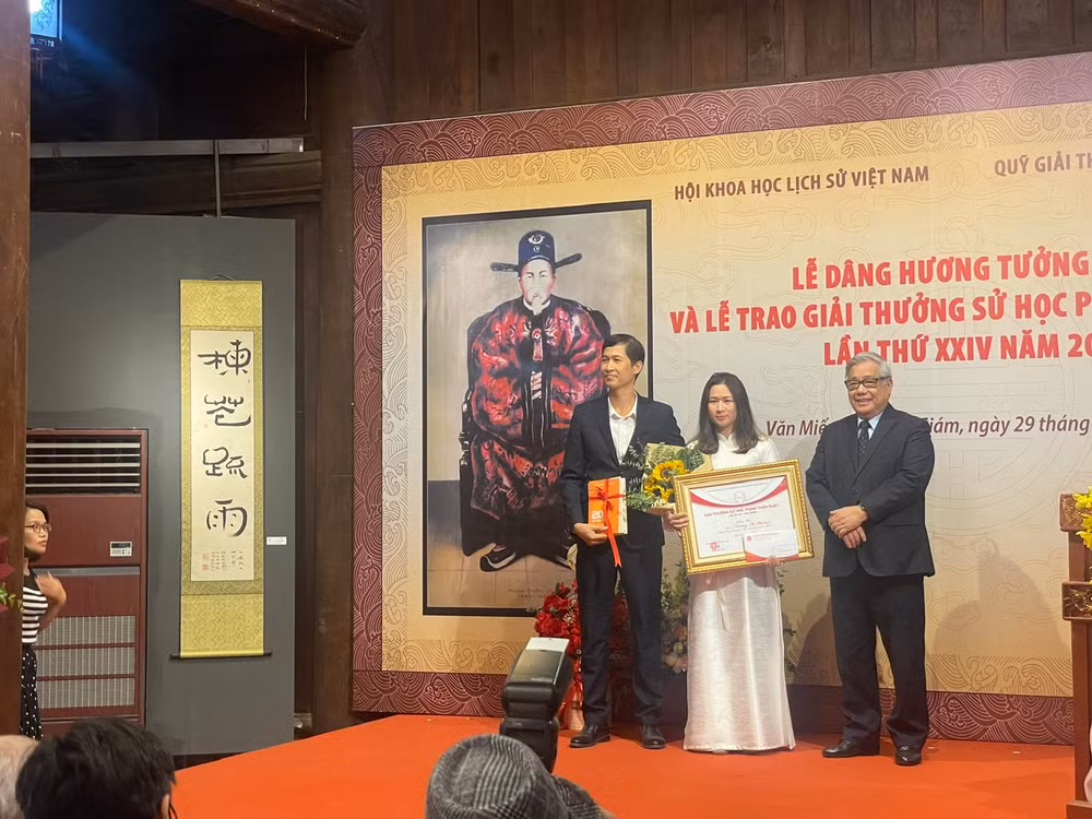 Tiến sĩ Trương Thị Phương, Viện Sử học, Viện Hàn lâm Khoa học xã hội Việt Nam nhận giải Nhì. Tiến sĩ Trương Thị Phương, Viện Sử học, Viện Hàn lâm Khoa học xã hội Việt Nam nhận giải Nhì.