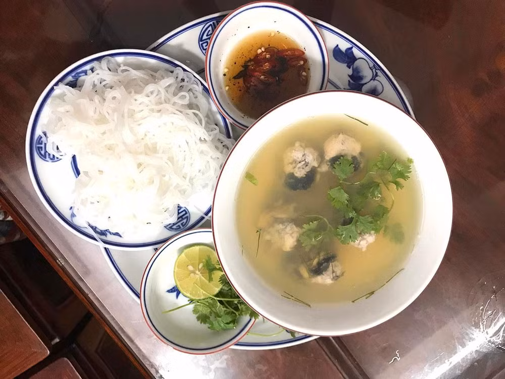 Ốc nấu thả ăn cùng bún hoặc cơm.