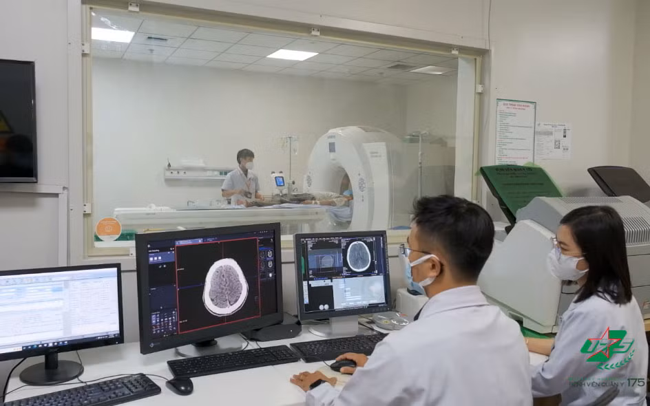 Đơn vị đột quỵ, Khoa Nội thần kinh – Bệnh viện Quân y 175 với đội ngũ nhân lực trình độ cao và trang bị nhiều máy móc hiện đại.