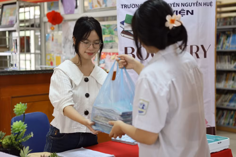 Học sinh đến quyên góp sách tại thư viện Trường chuyên THPT Nguyễn Huệ.
