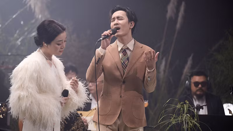 Phạm Thu Hà hát cùng ca sĩ trẻ Phạm Anh Duy.