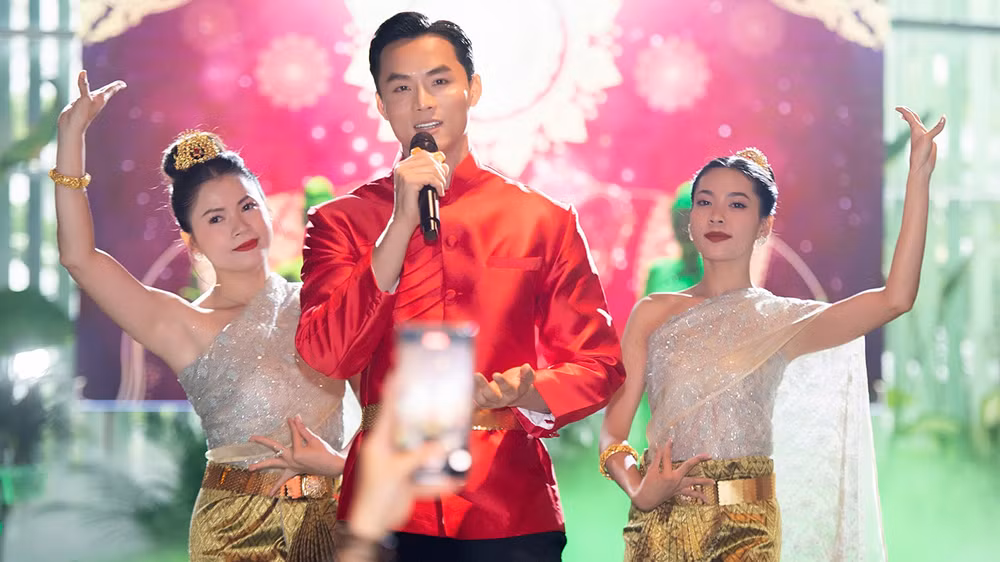 Vũ Linh thể hiện ca khúc bằng tiếng Thái Lan.