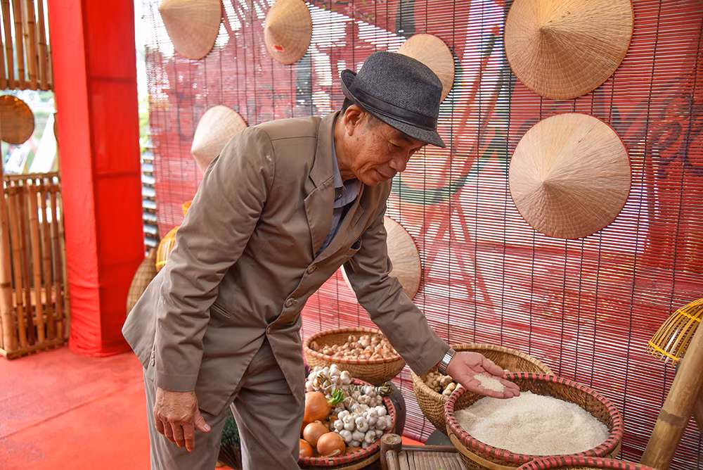 Ông Cồ Năng Vân chia sẻ bí quyết làm ra bánh phở ngon. Ông Cồ Năng Vân chia sẻ bí quyết làm ra bánh phở ngon.