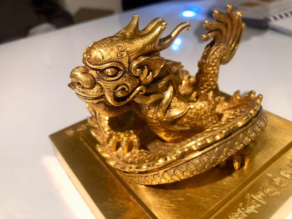 Ấn vàng "Hoàng đế chi bảo". (Ảnh: Bộ Văn hóa, Thể thao và Du lịch) Ấn vàng "Hoàng đế chi bảo". (Ảnh: Bộ Văn hóa, Thể thao và Du lịch)