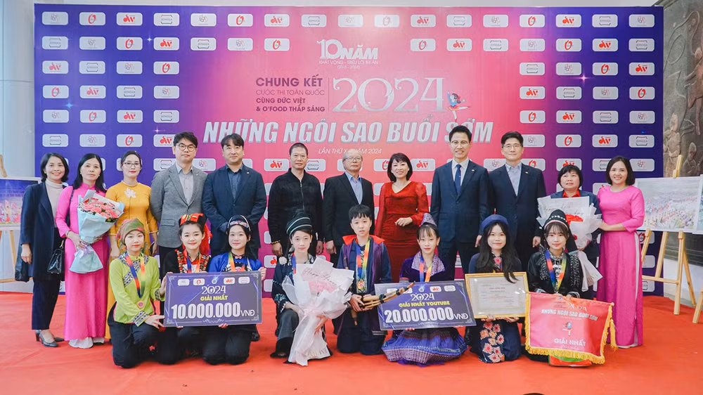 Ban tổ chức chụp ảnh cùng các đội giành giải nhất.