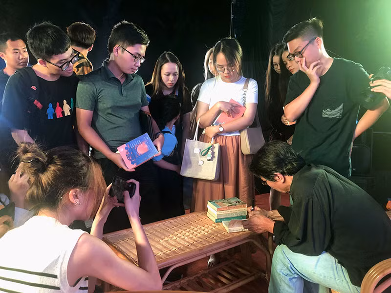 Có những bạn đọc mang cả những tác phẩm đã xuất bản trước đây của Nguyễn Ngọc Tiến đến để xin chữ ký nhà văn.