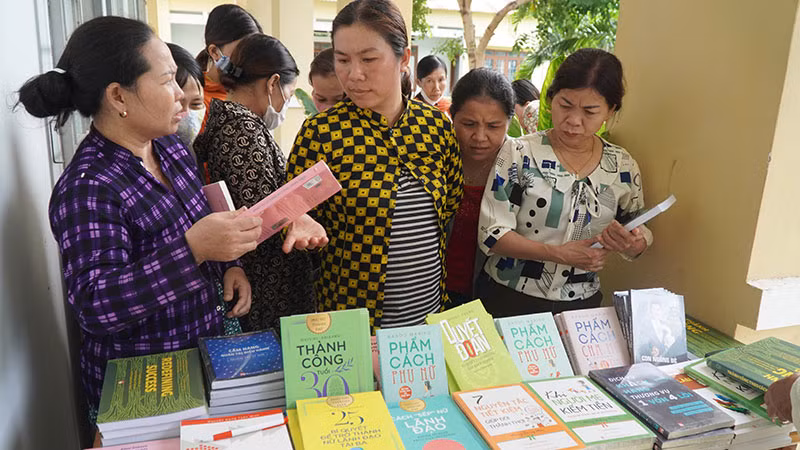 Chị em phụ nữ xã Ia Rsươm trao đổi và lựa chọn sách. Chị em phụ nữ xã Ia Rsươm trao đổi và lựa chọn sách.
