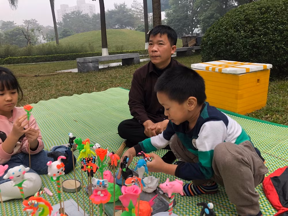 Bạn nhỏ học cách làm tò he.