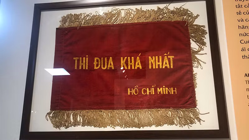 Lá cờ thi đua Chủ tịch Hồ Chí Minh tặng xã Cộng Hòa, huyện Tam Dương (Vĩnh Phúc) có thành tích xuất sắc tham gia đội dân công phục vụ chiến dịch Thượng Lào năm 1953\\.