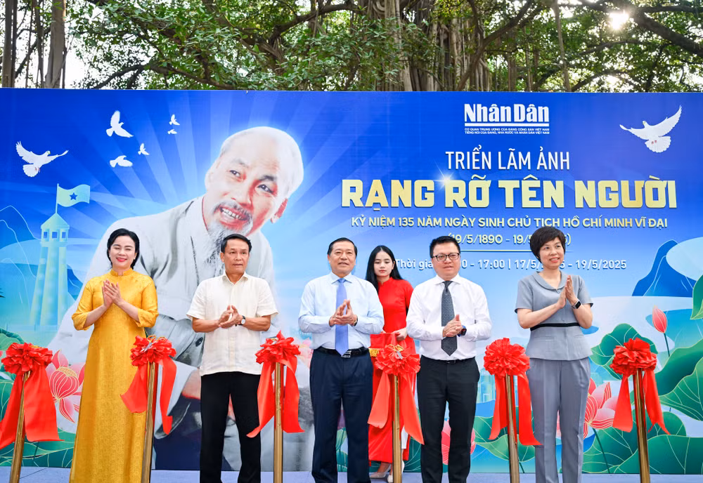Các đại biểu cắt băng khai mạc triển lãm.
