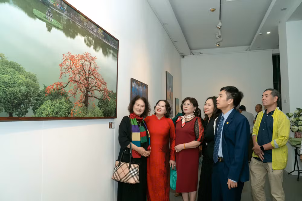 Đông đảo bạn bè, đồng nghiệp của tác giả Minh Hải đến tham quan triển lãm.
