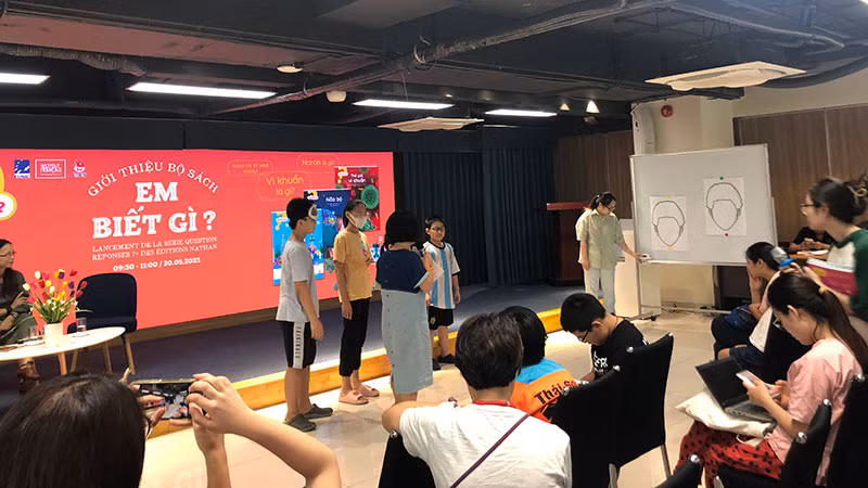 Trò chơi đóng vai lập trình viên và robot để vẽ tranh.