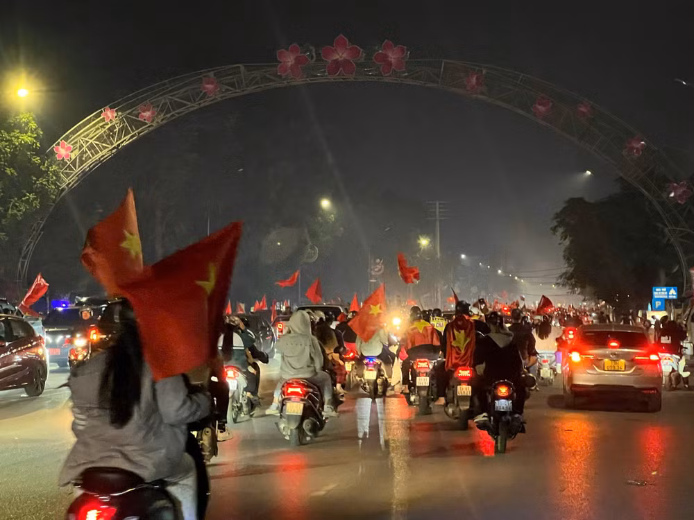 Người hâm mộ đổ ra đường mừng đội tuyển Việt Nam vô địch ASEAN Cup 2024 ảnh 31