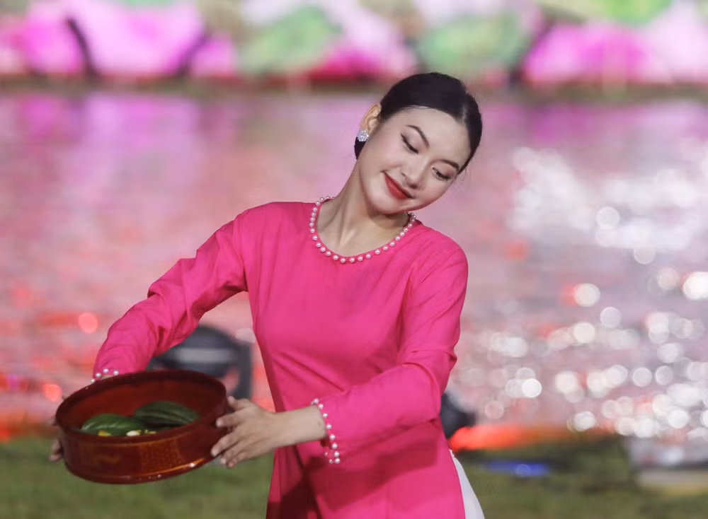 Tiết mục "Mời trầu". Tiết mục "Mời trầu".