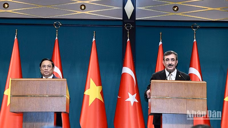 Thủ tướng Phạm Minh Chính và Phó Tổng thống Thổ Nhĩ Kỳ Cevdet Yilmaz chủ trì họp báo.