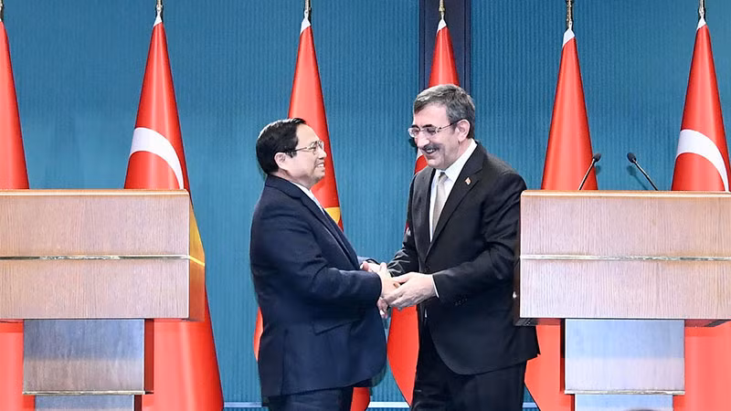 Thủ tướng Phạm Minh Chính và Phó Tổng thống Cevdet Yilma bắt tay sau khi kết thúc họp báo.