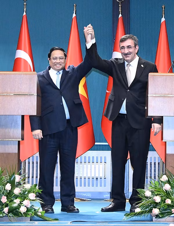 Thủ tướng Phạm Minh Chính và Phó Tổng thống Cevdet Yilmaz tại buổi họp báo.