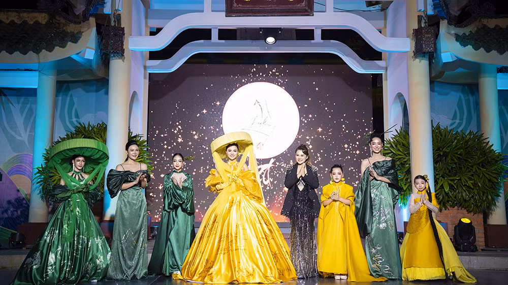 Các người mẫu cùng nhà thiết kế Thạch Linh khi kết thúc màn trình diễn. Các người mẫu cùng nhà thiết kế Thạch Linh khi kết thúc màn trình diễn.