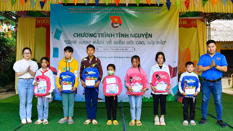 Trao quà cho các em nhỏ.