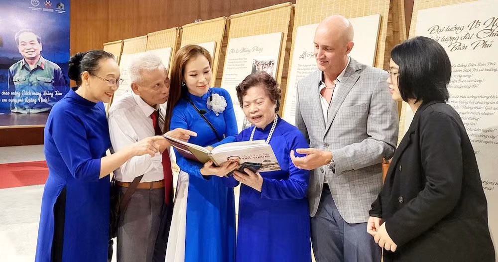 Nhà giáo, nhà thơ, nhà báo Nguyễn Thị Mỹ Dung giới thiệu cuốn sách in 110 bài thơ viết về Đại tướng Võ Nguyên Giáp của tác giả.