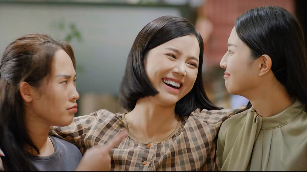Trang, Đào và Yên trong phim. Trang, Đào và Yên trong phim.