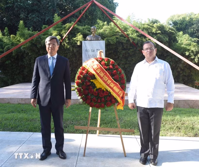 Đại sứ Lê Quang Long và Chủ tịch ICAP, Anh hùng Cuba Fernando González Llort. (Ảnh: Việt Hùng/TTXVN)