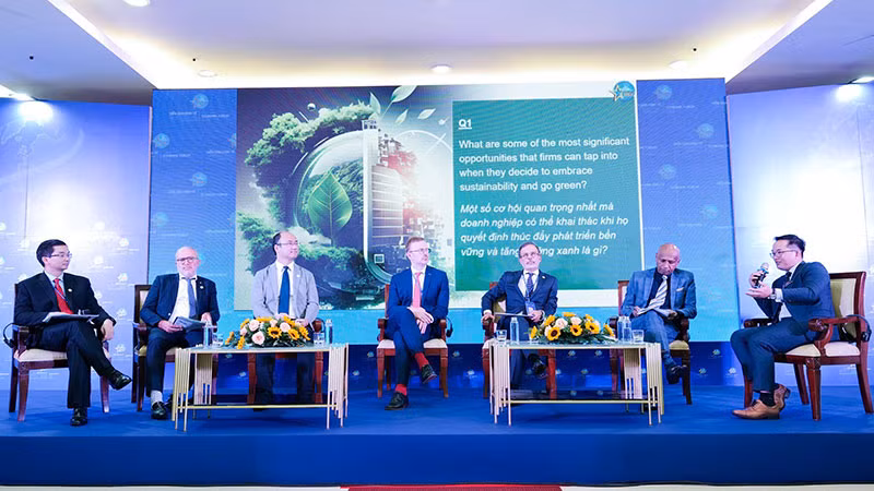 Ông Võ Hoàng Hải - Phó Tổng Giám đốc Nam A Bank (phải), tham dự Phiên thảo luận: Giải pháp thúc đẩy doanh nghiệp tăng trưởng xanh, áp dụng mô hình kinh tế tuần hoàn hướng tới phát triển bền vững cho một siêu đô thị.