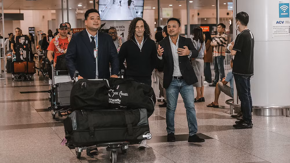 Kenny G khi vừa đặt chân xuống sân bay Nội Bài, Hà Nội.