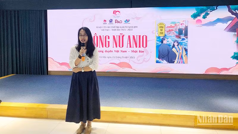 Chị Hoàng Thanh Thủy, Trưởng Ban biên tập sách thiếu nhi của Nhà xuất bản Kim Đồng chia sẻ về cuốn sách trong buổi ra mắt sách. Chị Hoàng Thanh Thủy, Trưởng Ban biên tập sách thiếu nhi của Nhà xuất bản Kim Đồng chia sẻ về cuốn sách trong buổi ra mắt sách.