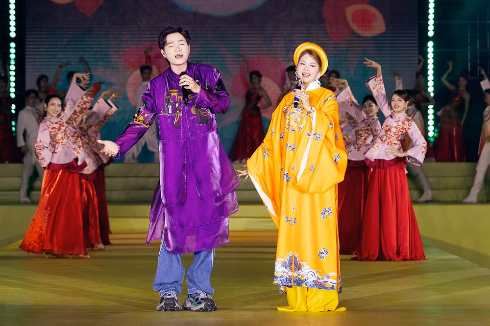 Nhà thiết kế Thạch Linh song ca cùng nhạc sĩ Tuấn Cry. Nhà thiết kế Thạch Linh song ca cùng nhạc sĩ Tuấn Cry.