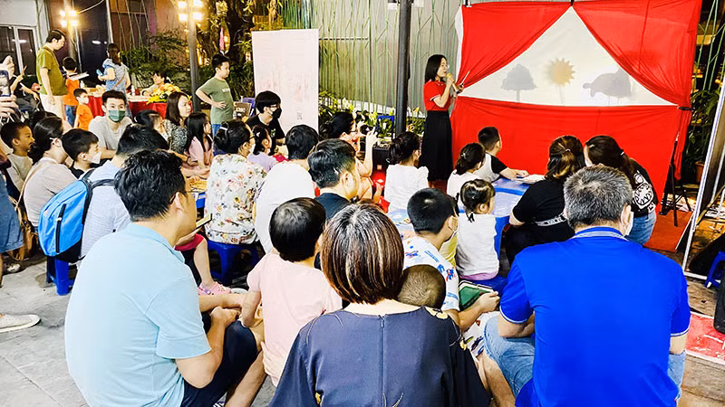 Bạn đọc nhỏ tuổi hào hứng tham gia các hoạt động sáng tạo. Bạn đọc nhỏ tuổi hào hứng tham gia các hoạt động sáng tạo.