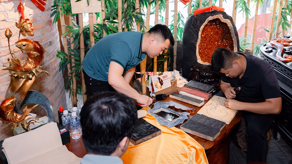 Khắc mộc bản.