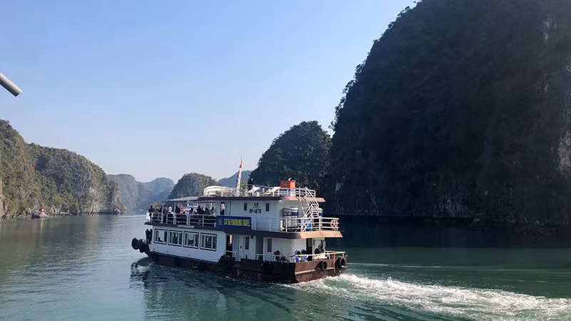 Tàu chở du khách tham quan tại quần đảo Cát Bà. Tàu chở du khách tham quan tại quần đảo Cát Bà.