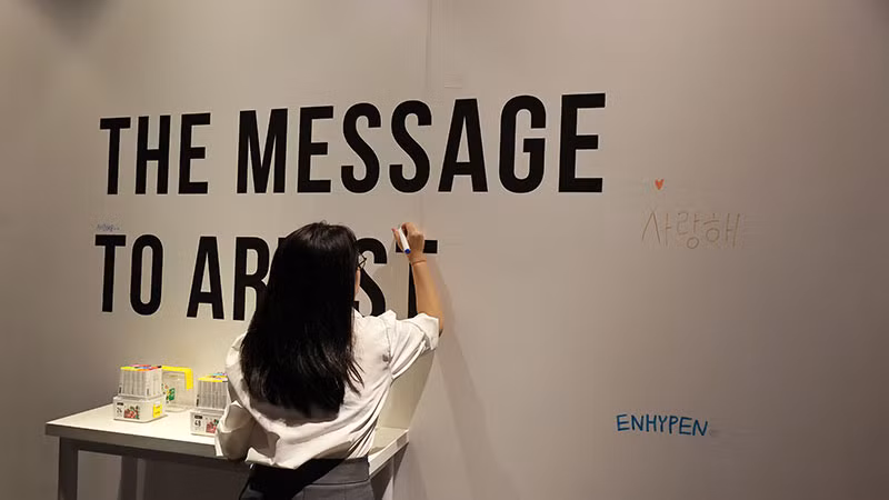 Gửi lời nhắn tới thần tượng của mình.