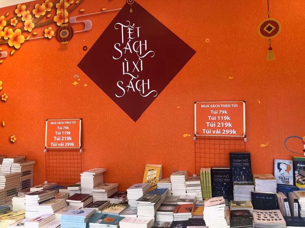 Chương trình "Tết sách, lì xì sách" của Thái Hà Books. Chương trình "Tết sách, lì xì sách" của Thái Hà Books.