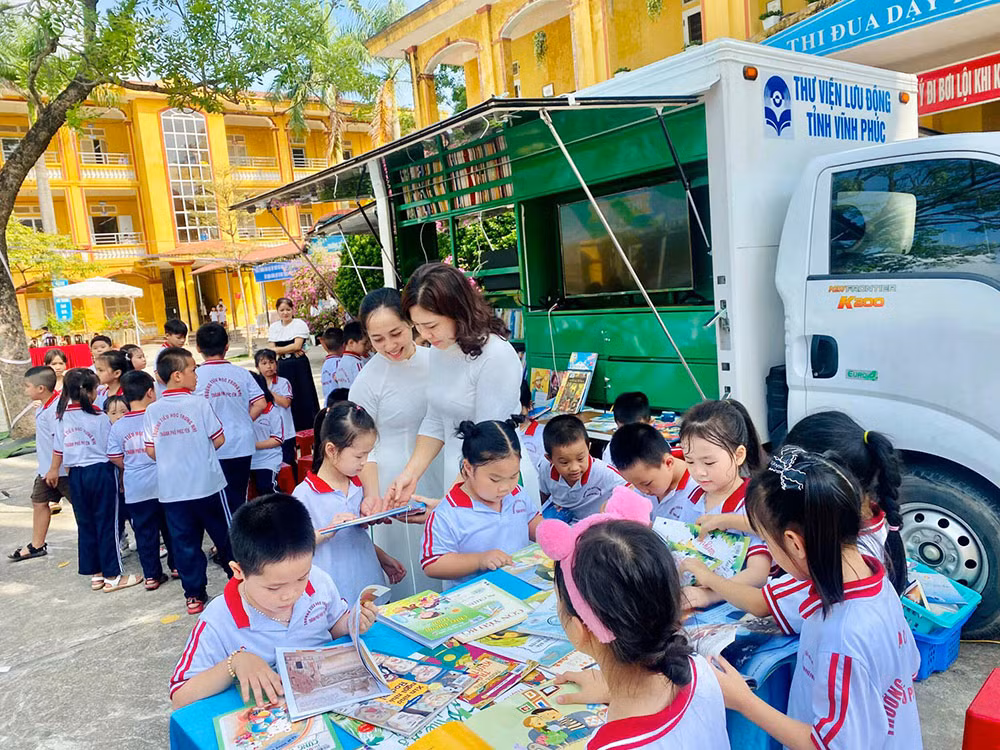 Thư viện lưu động tại Trường Tiểu học Trưng Nhị. (Ảnh: Trang fanpage của trường) Thư viện lưu động tại Trường Tiểu học Trưng Nhị. (Ảnh: Trang fanpage của trường)