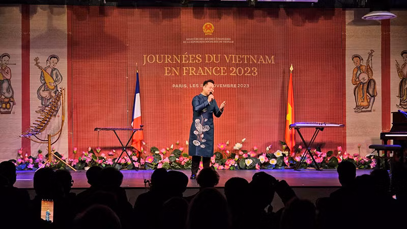 Nghệ sĩ trẻ Thanh Phong trình diễn tại Ngày Việt Nam tại Pháp 2023. (Ảnh: Nghệ sĩ cung cấp)