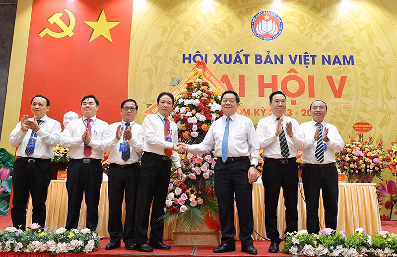 Đồng chí Nguyễn Trọng Nghĩa tặng lẵng hoa cho Đại hội.