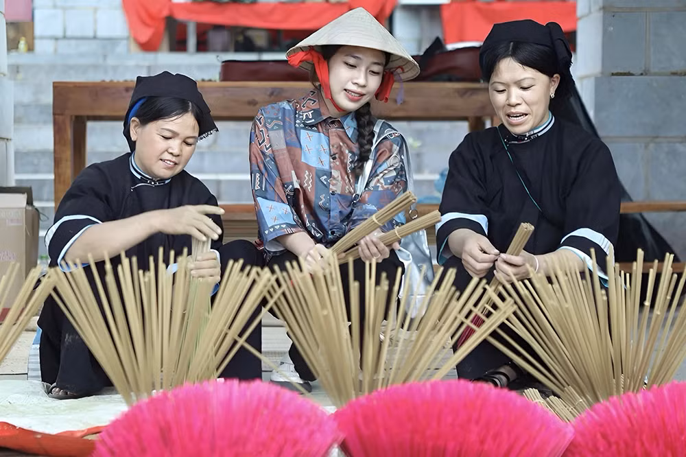Du khách trải nghiệm nghề làm hương của người Nùng An.