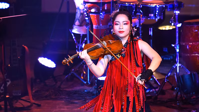 Nghệ sĩ violon Trịnh Minh Hiền tại đêm diễn. Nghệ sĩ violon Trịnh Minh Hiền tại đêm diễn.