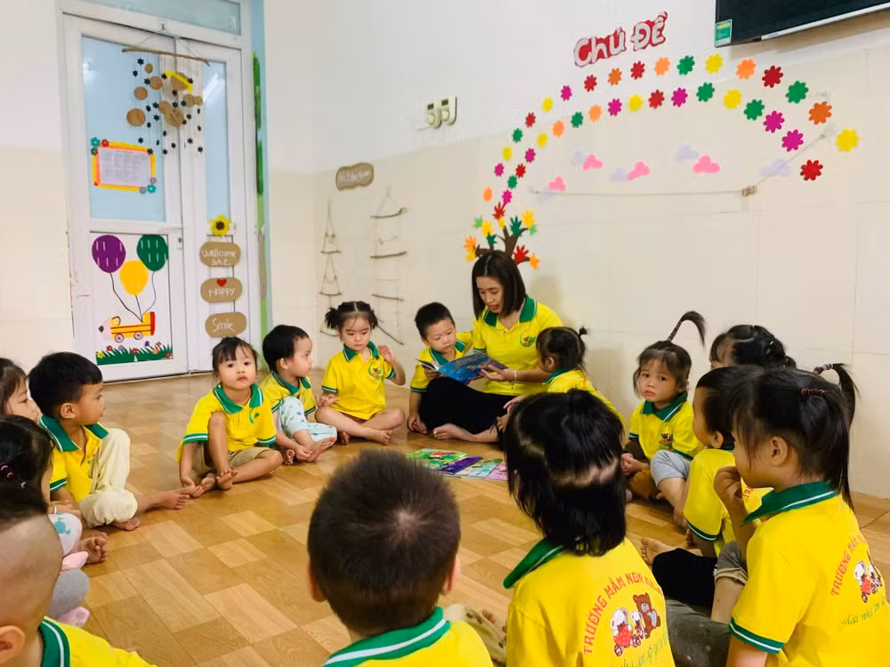 Cô và trò cùng tập nói với bộ sách "Thơ hay cho bé học nói". Cô và trò cùng tập nói với bộ sách "Thơ hay cho bé học nói".