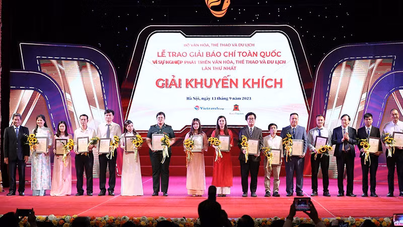 Các tác giả giành giải khuyến khích.