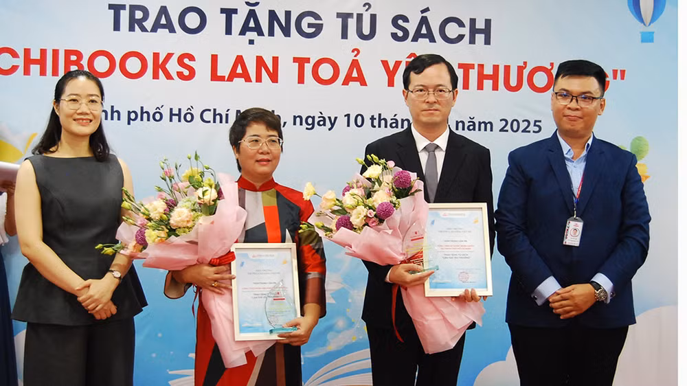 Đại diện Trường cao đẳng Việt-Mỹ tặng kỷ niệm chương cho Tổng Lãnh sự quán Trung Quốc tại Thành phố Hồ Chí Minh và Chibooks.