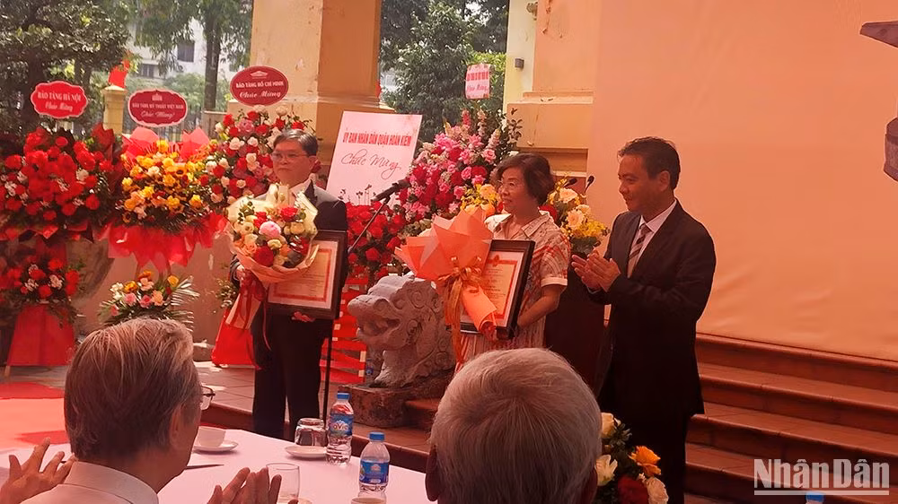 Thứ trưởng Hoàng Đạo Cương trao Bằng khen cho các cá nhân.
