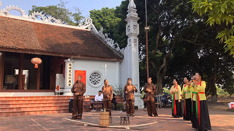 Hát trống quân phục vụ khách du lịch tại Hưng Yên.