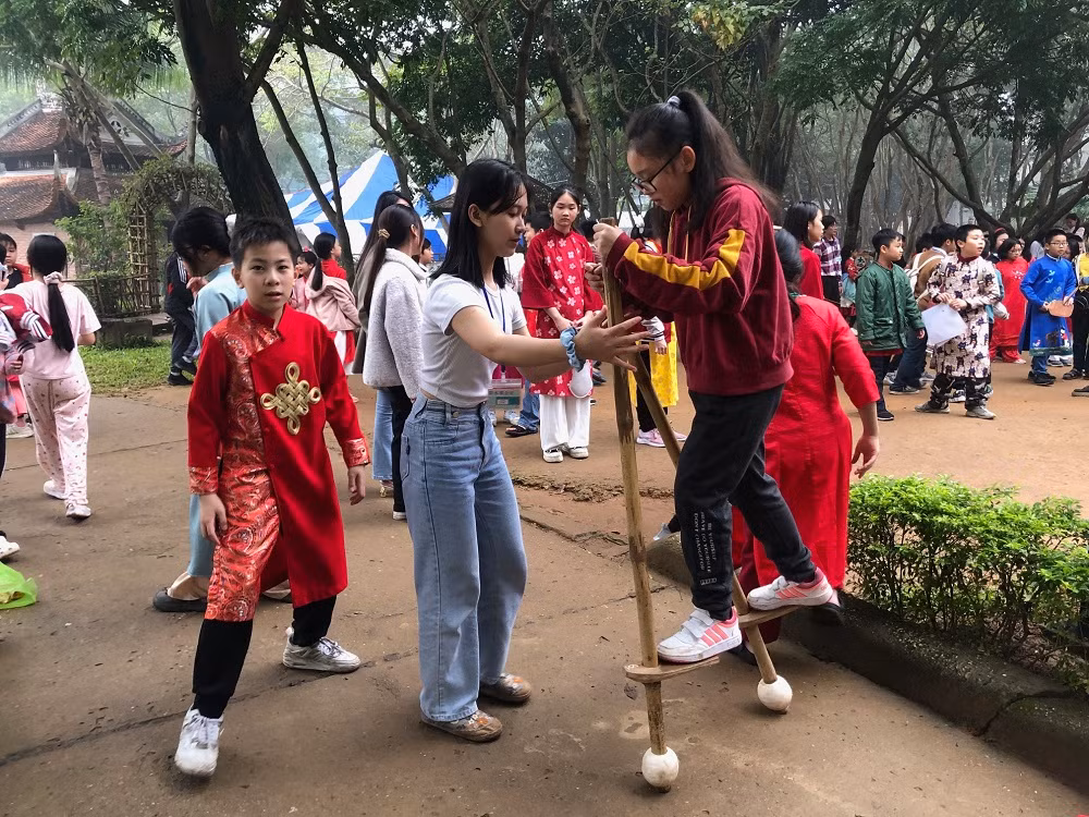 Thích thú với trò đi cà kheo.